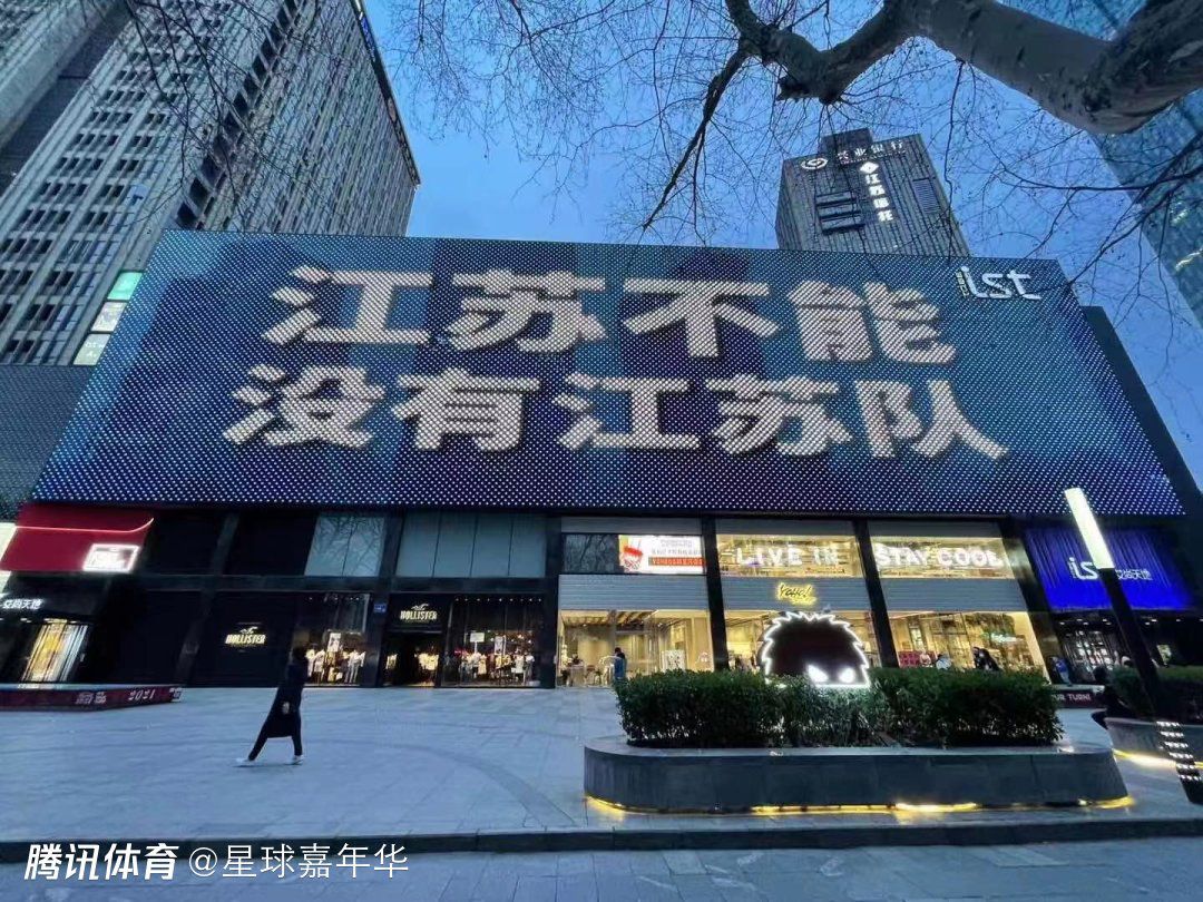 阿尔梅里亚队长丘米直接将他撞翻。